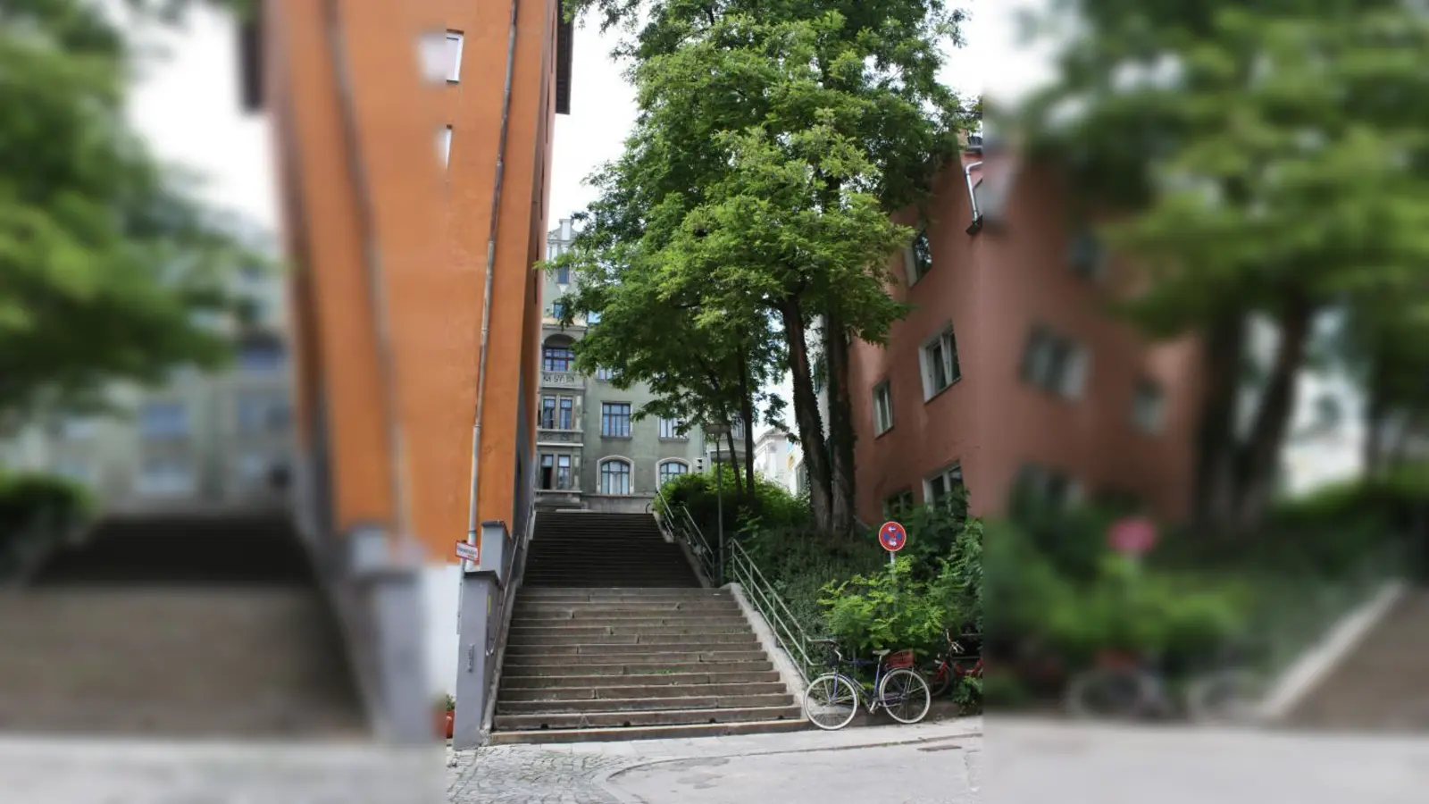 Der Sendlinger Bezirksausschuss fordert die Treppe von der Oberländerstraße zur Plinganserstraße durch eine Rampe teil-barrierefrei auszubauen. (Foto: job)