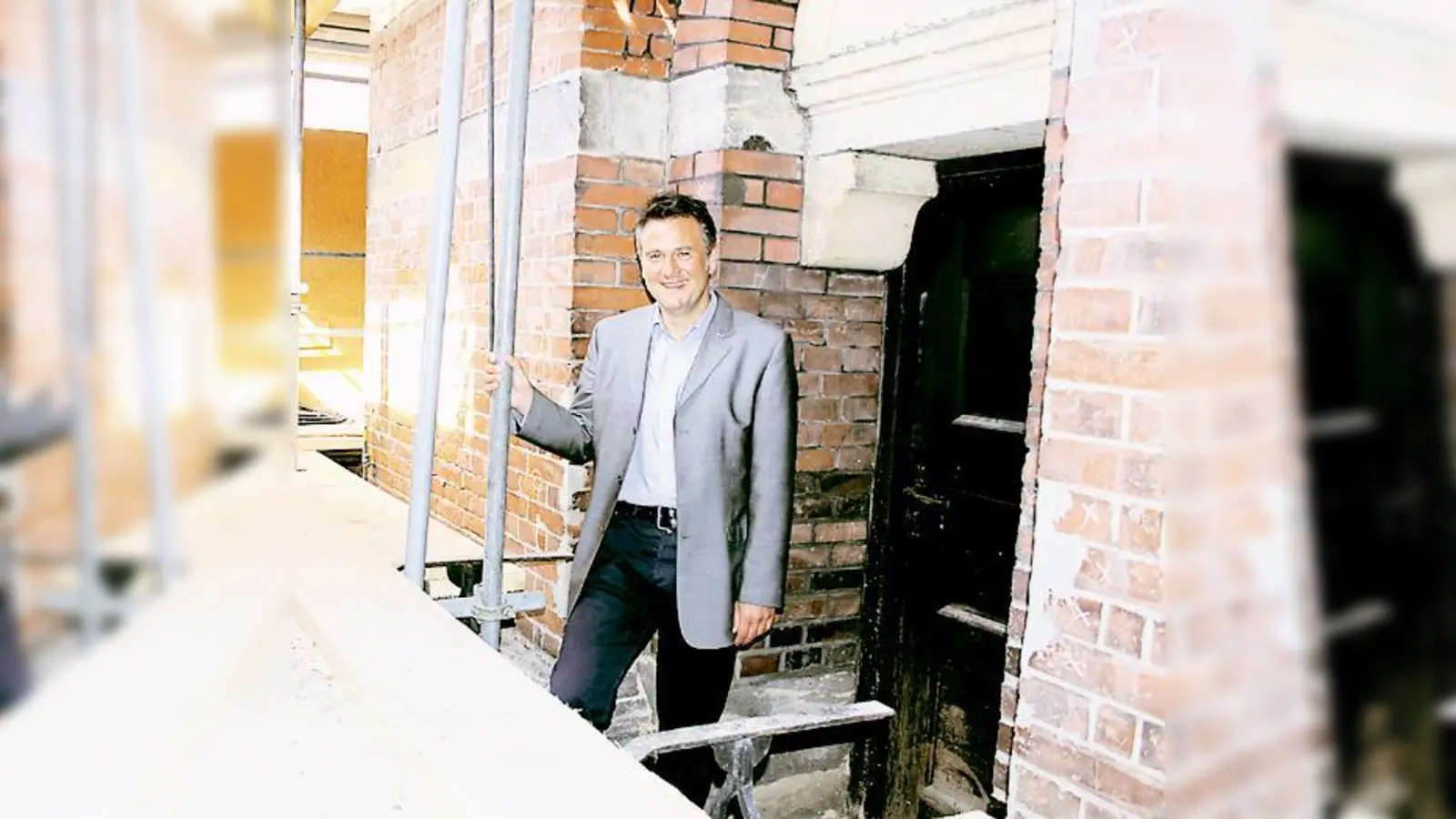 Darüber kann sich Pfarrer David W. Theil freuen: 80.000 Euro für die Sanierung von St. Ursula. 	 (F.: Archiv)