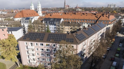 Der Wohnblock in der Agilolfingerstraße und Krumpterstraße verfügt nun unter anderem über eine Photovoltaikanlage auf dem Dach. (Foto: Thilo Härdtlein)