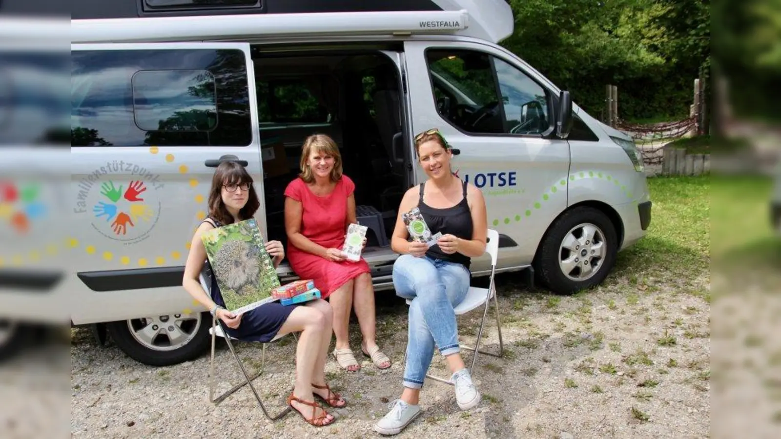 Betreuung für große und kleine Kinder am Mobilen Familienstützpunkt des Lotse Kinder + Jugendhilfe e.V. Noch zweimal in den Sommerferien fährt das Mobil Martinsried an. Aylin Arikan, Leiterin Iris Kühnel und Simone Pichler (von links) freuen sich auf viele Besucher. (Foto: us)