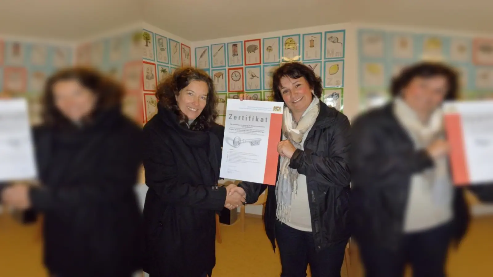 Sprachberaterin Andrea von Stengel (r.) überreicht Anke Licha, pädagogische Leiterin der Elterninitiative „Die Bärchen e.V.”, das Sprachzertifikat. (Foto: BK)