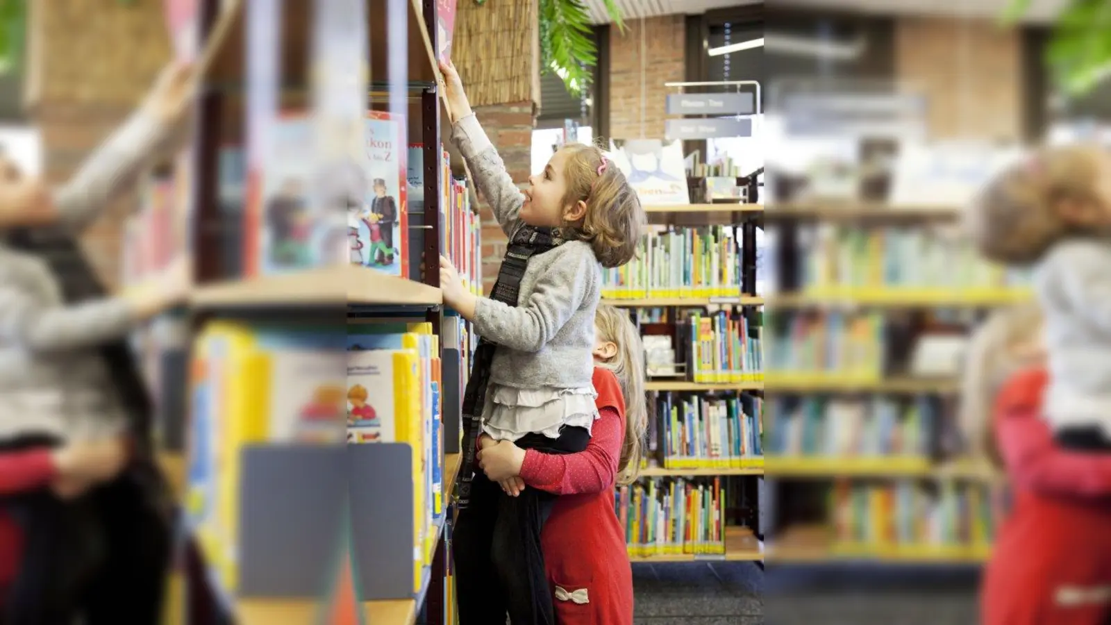 Wer sich einmal fürs Lesen begeistert, bleibt der Welt der Bücher treu. Die Laimer Stadtbibliothek trägt mit vielseitigen Veranstaltungen dazu bei, dass die Jüngsten die Freude am Lesen entdecken. (Foto: Linn Gerum / Münchner Stadtbibliothek Laim)