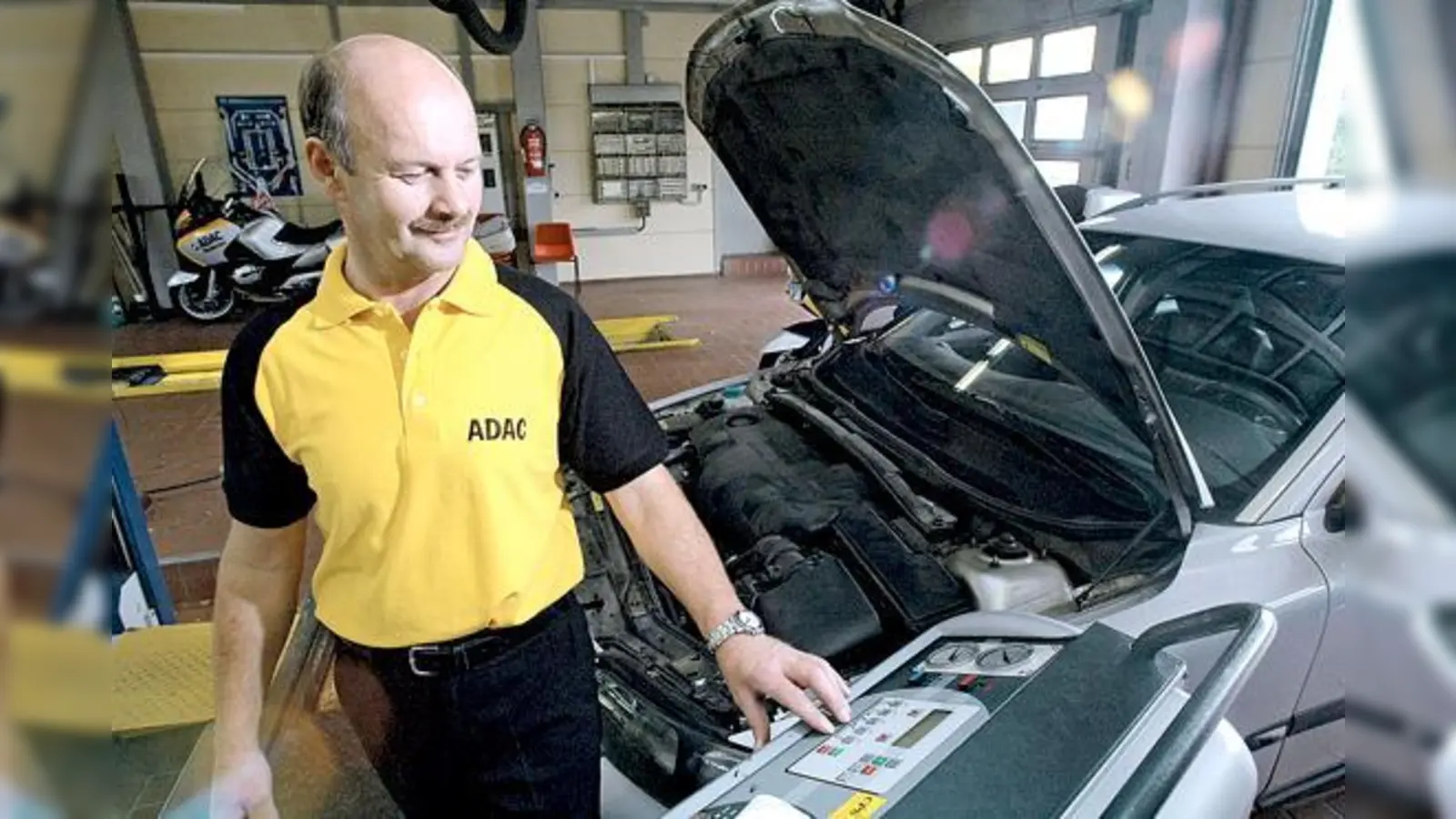 Im Prüfzentrum München checken die ADAC Techniker, ob noch genügend Kühlflüssigkeit in der Klimaanlage ist, und desinfizieren auf Wunsch die Lüftungskanäle.	 (Bild: ADAC)