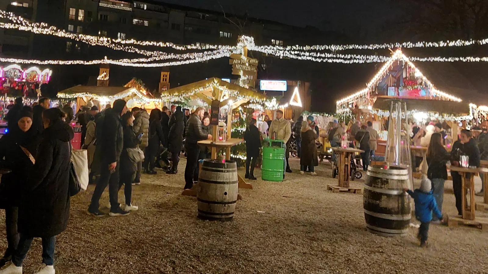 Beim Moosacher Hüttenzauber auf dem St.-Martins-Platz ist die Initiative „Engagiert für Moosach” am 5. Dezember mit einem Infostand vertreten. (Foto: bas)