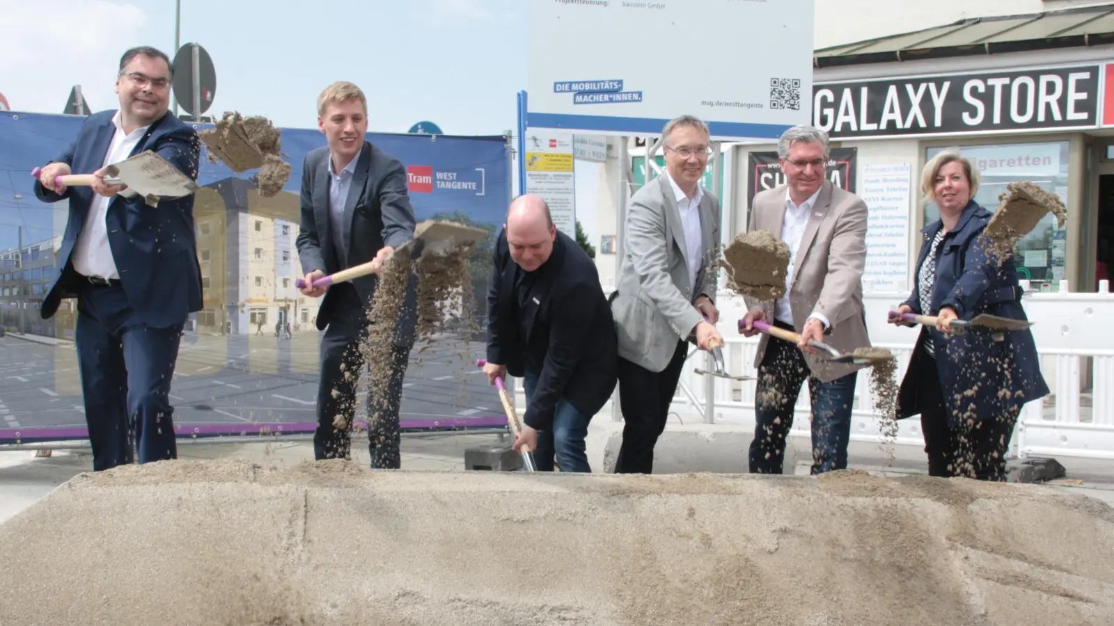 Feierten den Baubeginn (von links): MVG-Chef Ingo Wortmann, Daniel Wallas (Autobahn GmbH), Bürgermeister Dominik Krause, Mobilitätsreferent Georg Dunkel und Karin Thelen (SWM). (Foto: job)