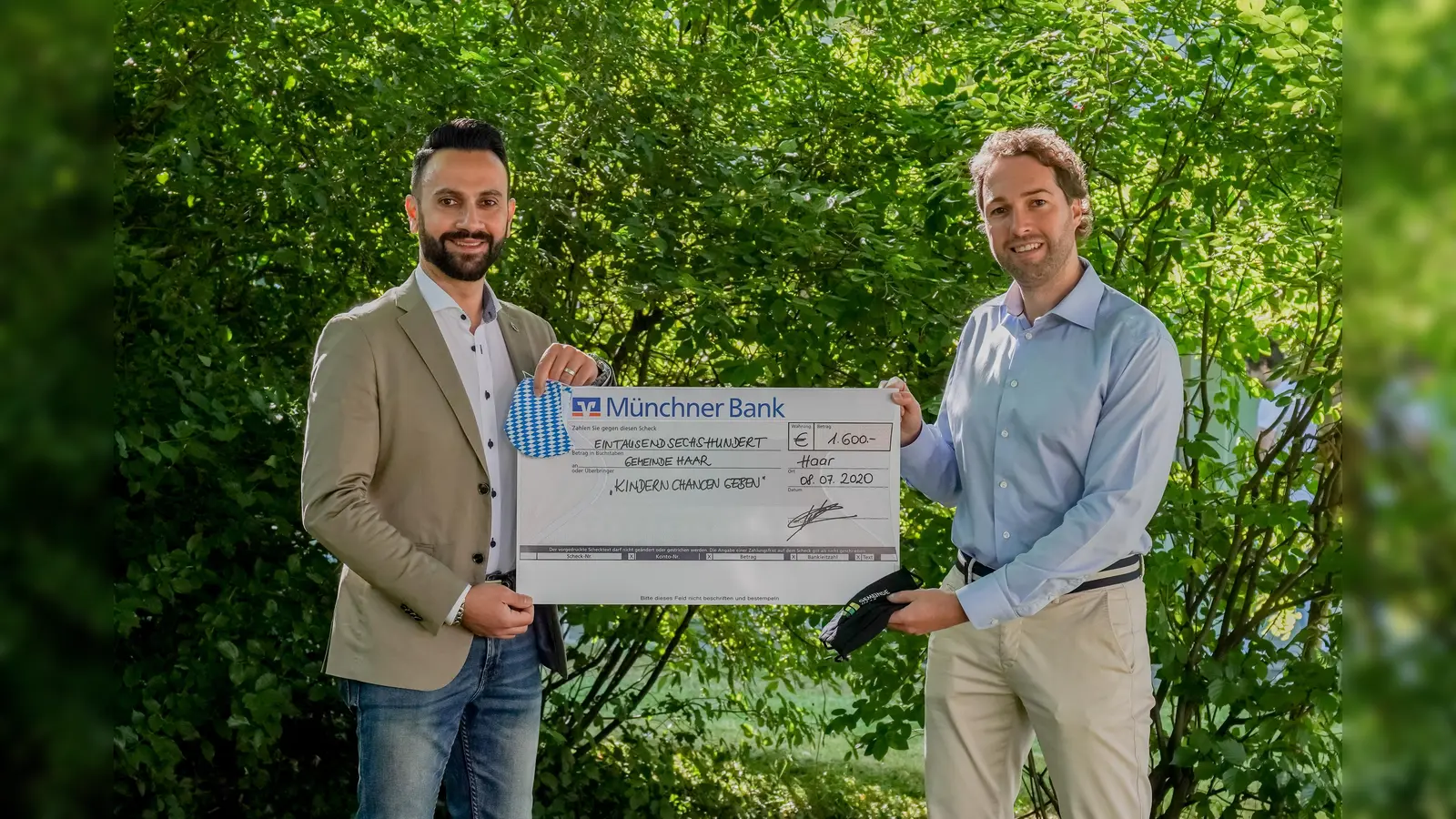 Jihad Lamaa vom LTS Haus der Stoffe überreicht Spendencheck für Kindern Chancen geben an Bürgermeister Dr. Andreas Bukowski. (Foto: Janina Kufner)