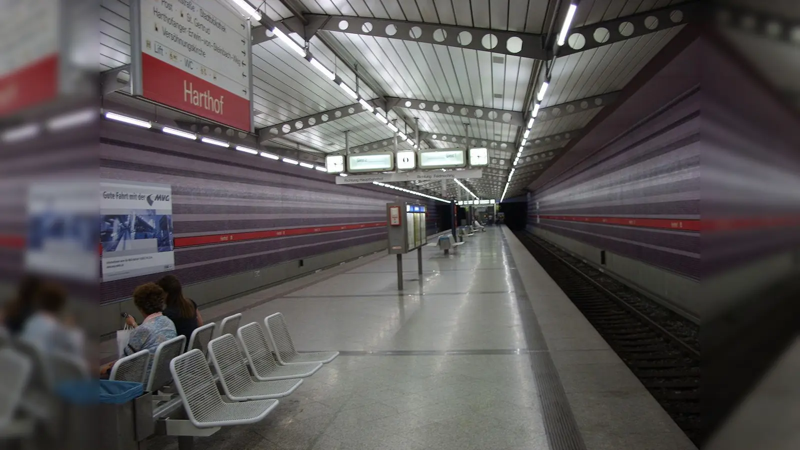 Es wurden vom U-Bahnführer sofort die richtigen Maßnahmen ergriffen, sodass alle sicher evakuiert werden konnten. (Symbolbild: CC BY-SA 3.0, Mnsch)