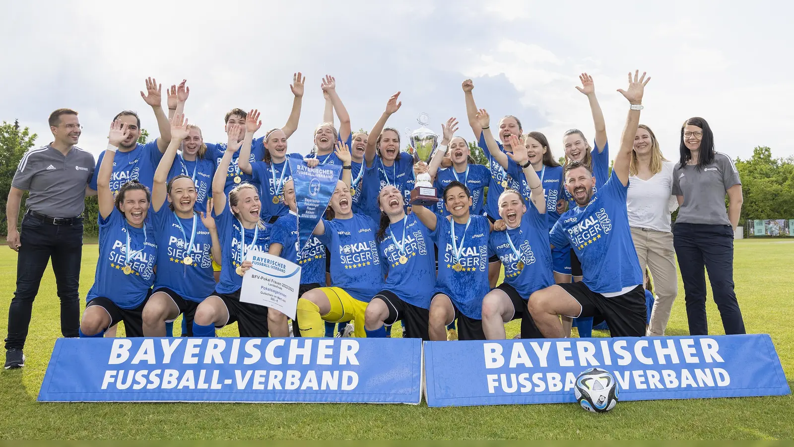 Das Team des FFC Wacker München mit (v.l.) BFV-Präsident Christoph Kern, der Vorsitzenden des Verbands-Frauen- und Mädchenausschusses Sandra Hofmann und Kerstin Costa (Verbandsspielleiter der Frauen). (Foto: HMB Media/Heiko Becker)