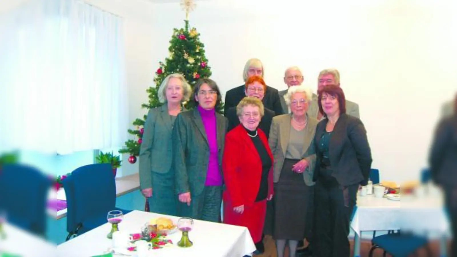 Am vergangenen Freitag wurde die offizielle Eröffnung des AWO-Seniorentreff in der Heideckstraße gefeiert: v.l. Barbara Marc, Sabina Gassner (AWO), Roswitha Wimberger, Angelika Gebhardt, Walburga Hohenadl und Diana Stachowitz, hinten v.l. Jürgen Salzhuber, Max von Heckel und Günther Mack. (Foto: AWO)