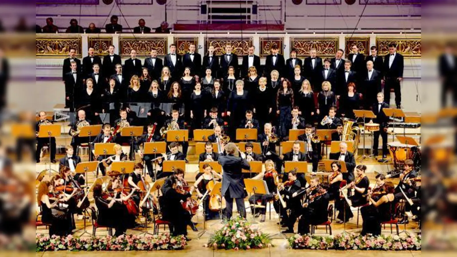 Der Kraft der Stimmen bringt Dirigent Matthias Georg Kendlinger mit den Klängen des ­Orchesters in eine unübertroffene Harmonie.	 (Foto: VA)
