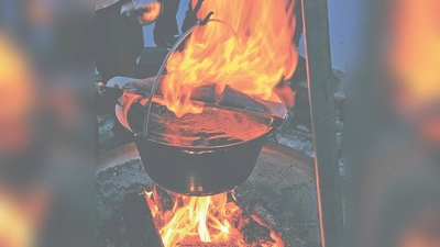 Feuerzangenbowle ganz traditionell über dem offenen Feuer  das gibt&#39;s nur beim Christkindlmarkt auf dem Wiesheuhof am 8. und 9. Dezember.  (Foto: VA)