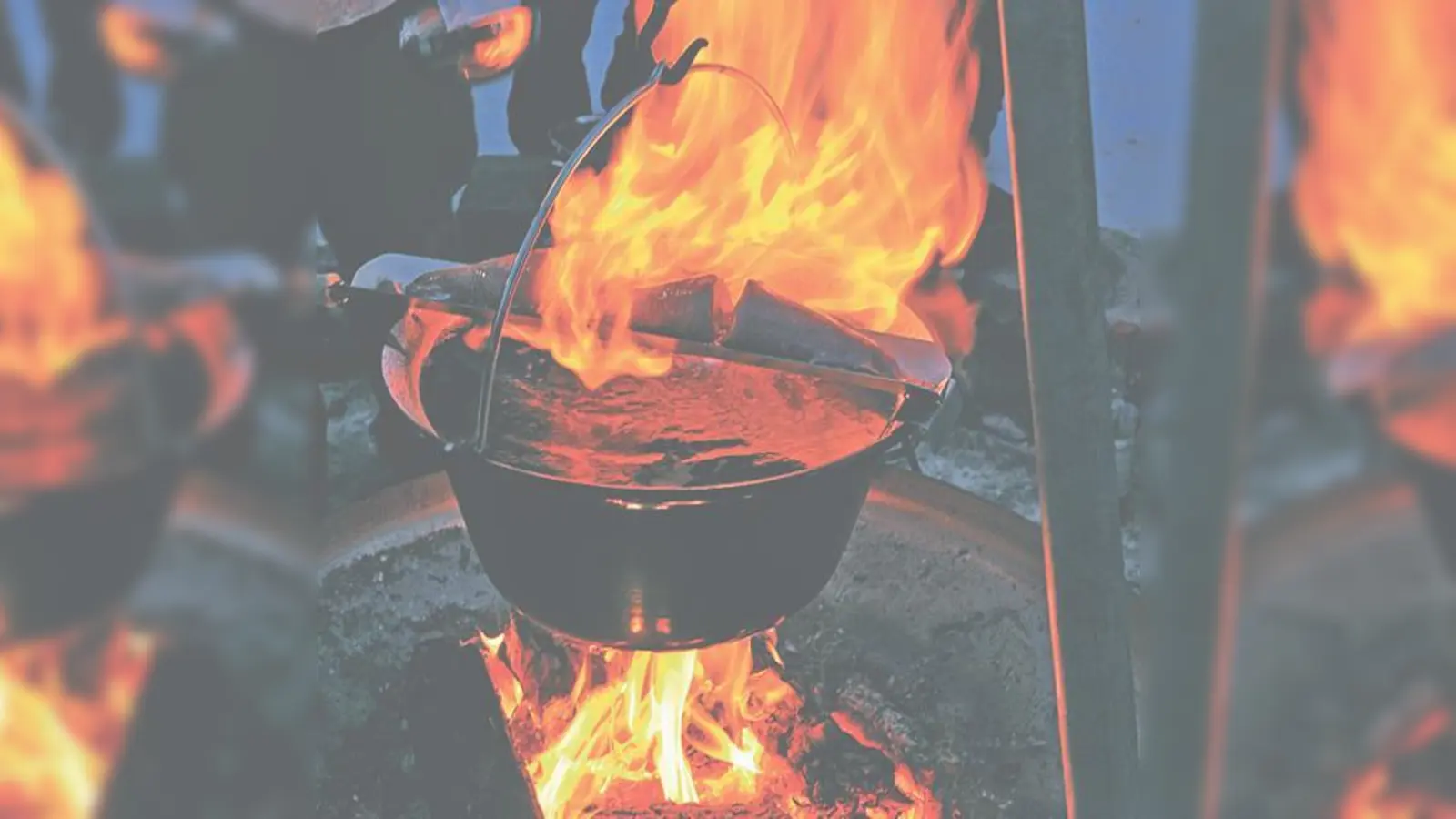 Feuerzangenbowle ganz traditionell über dem offenen Feuer  das gibt&#39;s nur beim Christkindlmarkt auf dem Wiesheuhof am 8. und 9. Dezember.  (Foto: VA)