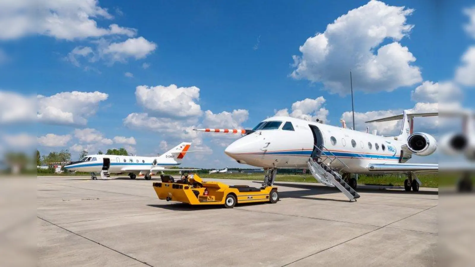 Sehen aus wie „Einhorn-Flieger”. Die „Falcon” und die „Halo” auf der Startbahn in Oberpfaffenhofen. (Foto: DLR)