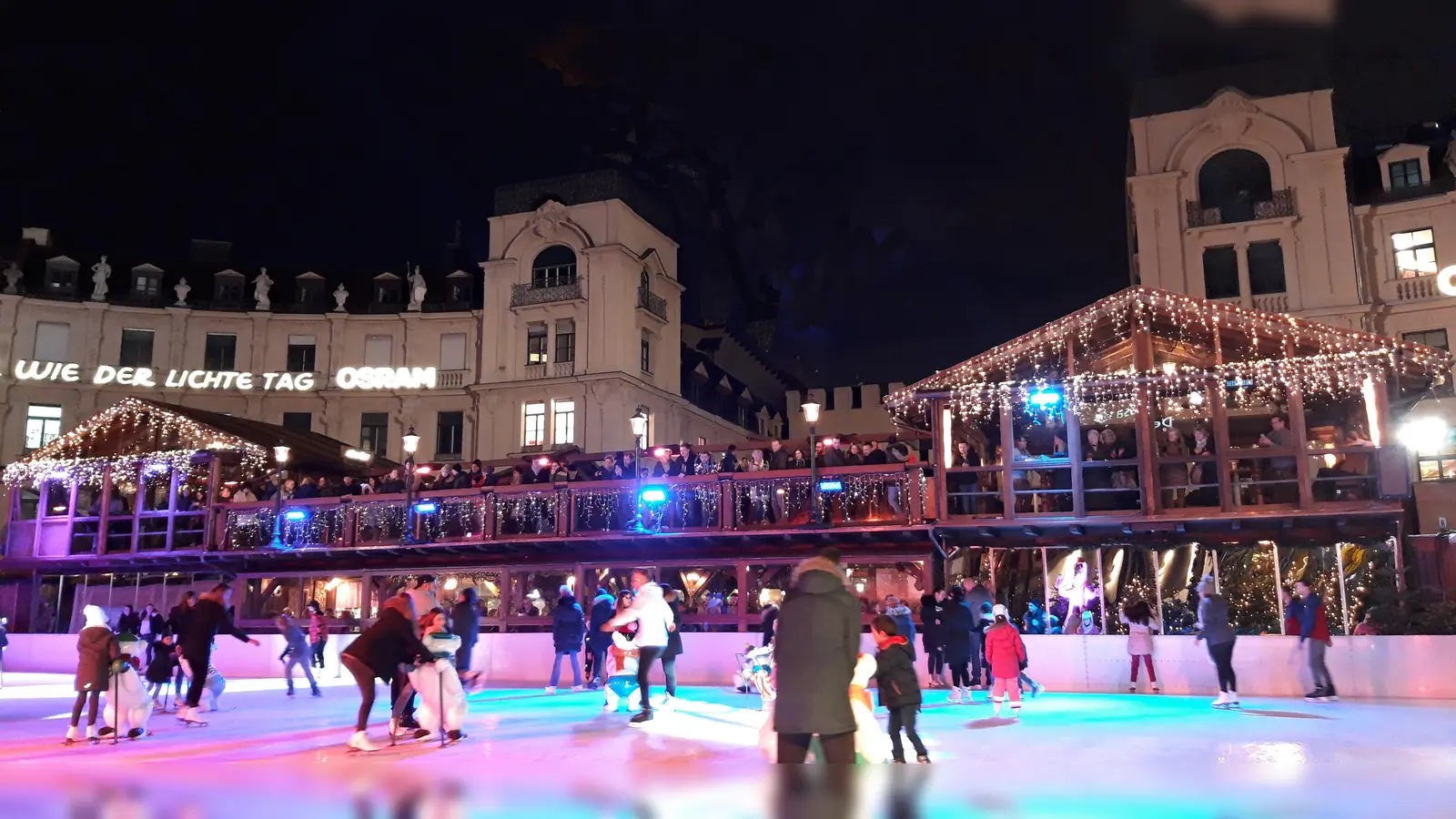 Eislauffreudige dürfen während knapp drei Monaten wieder ihre Runden auf Münchens größter Open-Air-Eisarena am Karlsplatz/Stachus drehen.  (Foto: VA)