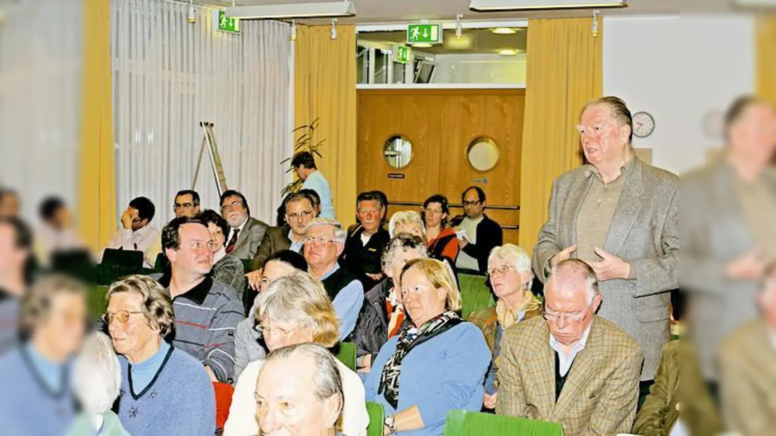 Winfried Kahlich stellte als einziger Bürger eine Frage bei der Bürgerversammlung. 	 (Foto: Kohnke)