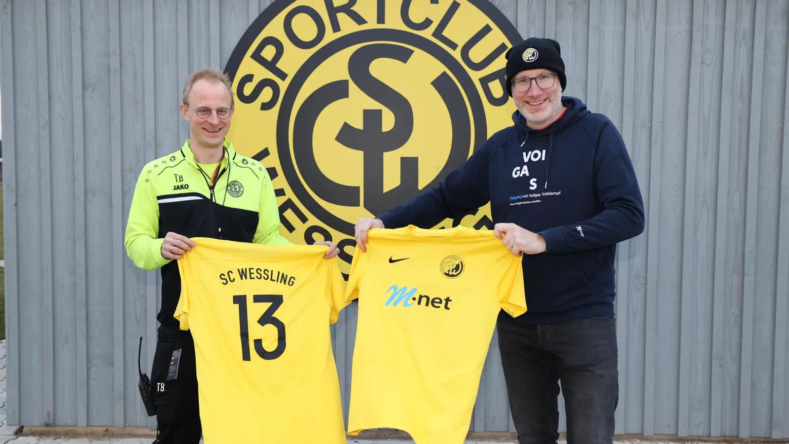 Übergabe der neuen Trikots an den SC Weßling: Hannes Lindhuber, Leiter Unternehmenskommunikation bei M-net, und der Teamleiter der Weßlinger A-Senioren, Tobias Bartelmus (links).<br> (Foto: Alexandra Beier)