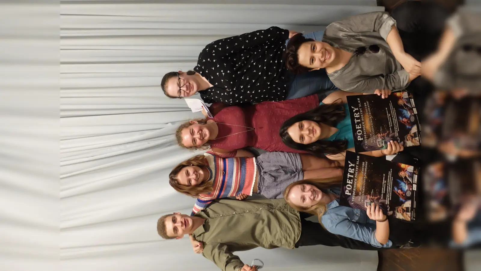 Die jungen Poetinnen des Abends: Rebecca Mamuzic, Anastasia Milenkovska, Nayeli Zarate Garcia (vorne von links), Carolin Kind, Aliya Yargici, Naomi Bolten und Norman Braun (hinten von links). (Foto: VA)