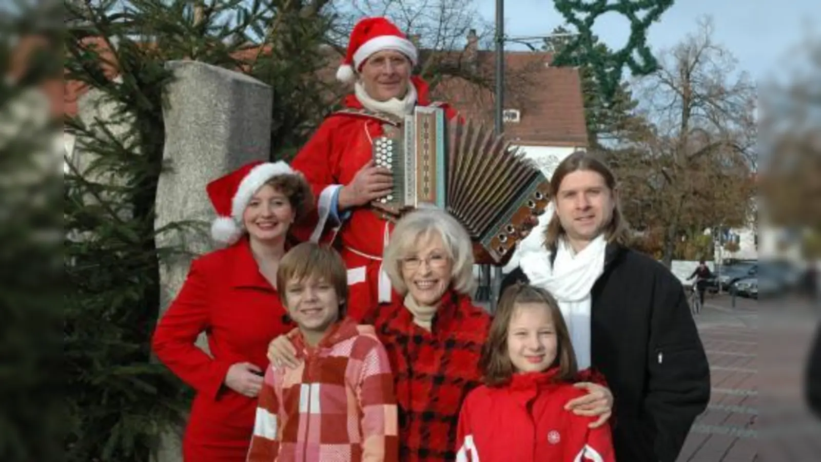 Stimmen sich auf einen gelungenen Weihnachtsmarkt ein (unten, v.l.n.r.): Thomas Huber, Bibi Johns, Constanze von Kotzebue; (oben): Claus Sasse. Foto:privat