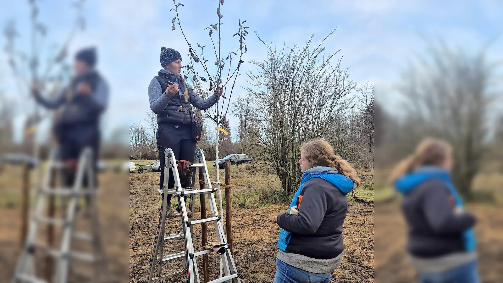 Beim Pflanzen eines Baumes: Christine Eicher (l.), die die Leitung übernommen hatte, und Antonia Riederauer, eine der Teilnehmerinnen. (Foto: Gemeinde Gilching)