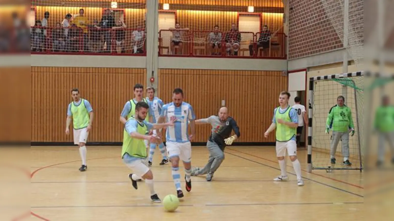 Spielfreude unterm Hallendach: Löwenfans beim Fanklub-Turnier.  (Foto: A. Wild)