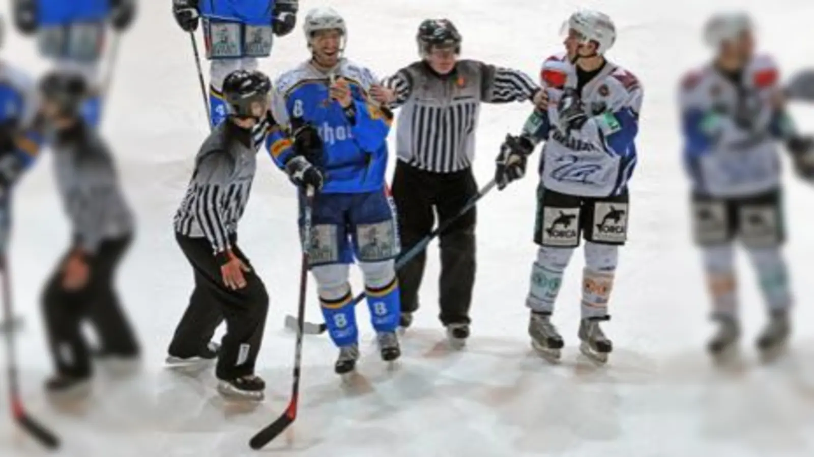 Musste zwei Minuten vor Ende des Spiels bei beim Stande 2:2 auf die Strafbank: Kapitän Chris Bahen mit der Nummer 8.   	 (Foto: Heike Feiner)