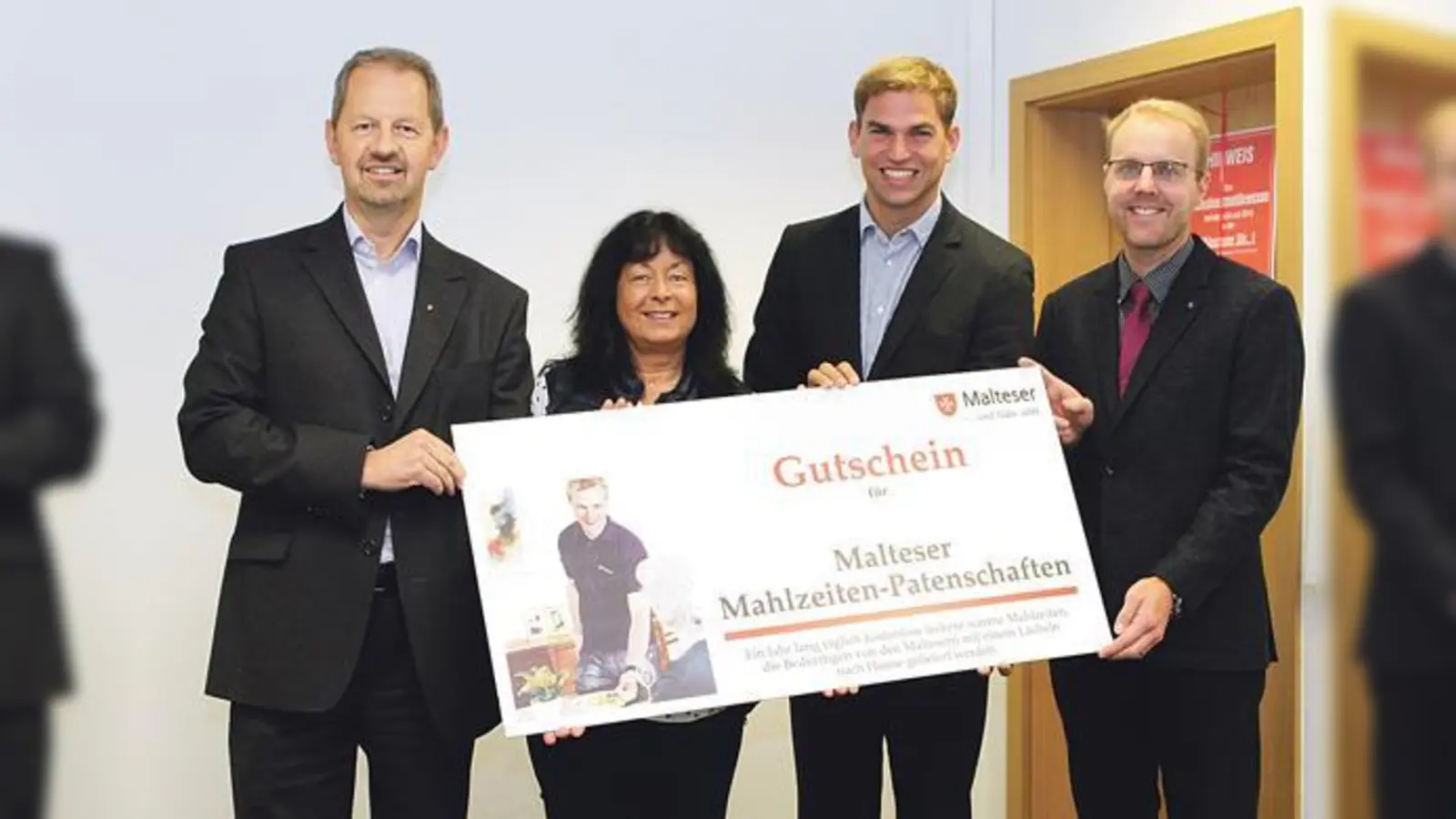 Dieter Wünsche (links) überreichte Bürgermeister Maximilian Böltl im Beisein der Seniorenbeauftragten Dagmar Jakob und Christian Freund, Leiter der Abteilung Bildung und Generationen einen Gutschein über Mahlzeiten-Patenschaften.  (Foto: J. Krill)