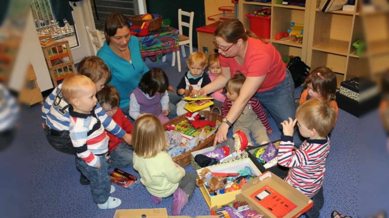 Päckchen packen in der Elefantengruppe: Einrichtungsleiterin Katarina Schauer und Erzieherin Annika Wüst halfen mit. (Foto: US)