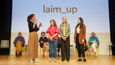 Marah Roth (links),Vorständin der Quartiersgenossenschaft GeQo, übergab den Preis der der Stiftung Daheim im Viertel an Funda Mutlu, Elisabeth Philippi, Tugce Edzigil (v. l.) von laim_up. (Foto: Jan Scheutzow)