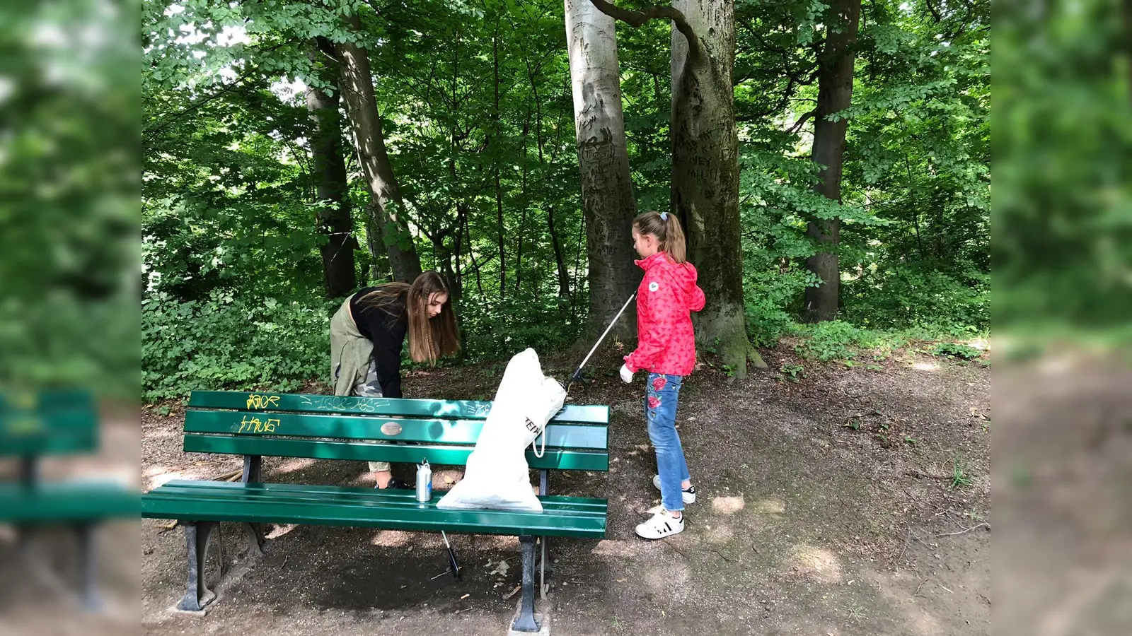 Schülerinnen des Max-Josef-Stifts haben in Bogenhausen Müll gesammelt - und (zu) viel gefunden. (Foto: Schule)