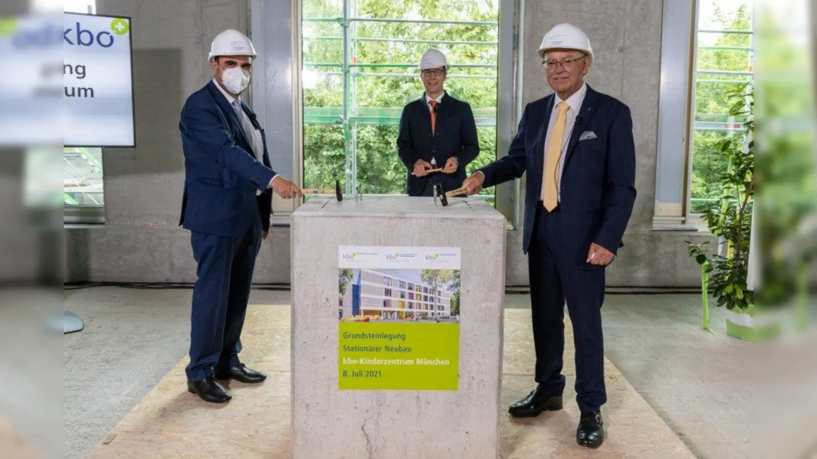 Bayerns Gesundheitsminister Klaus Holetschek (von links), Ärztlicher Direktor Prof. Dr. Volker Mall und Bezirkstagspräsident Josef Mederer stehen gemeinsam am Grundstein des stationären Neubaus des kbo-Kinderzentrums München. (Foto: Alex Schelbert)