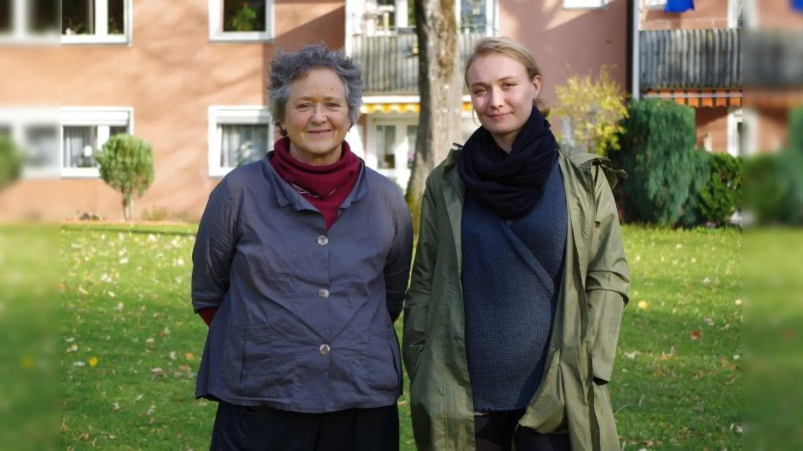 Die „Alte Heimat“ wird im Buch verewigt! Herausgeber des Siedlungsporträts ist das Jane Addams Zentrum e.V. (JAZ), Träger des „Alte Heimat Treff“. Im Bild (von links): Hester Butterfield (Alte Heimat Treff) und Lena Kruse, Projektleitung für das Buch. (Foto: kö)