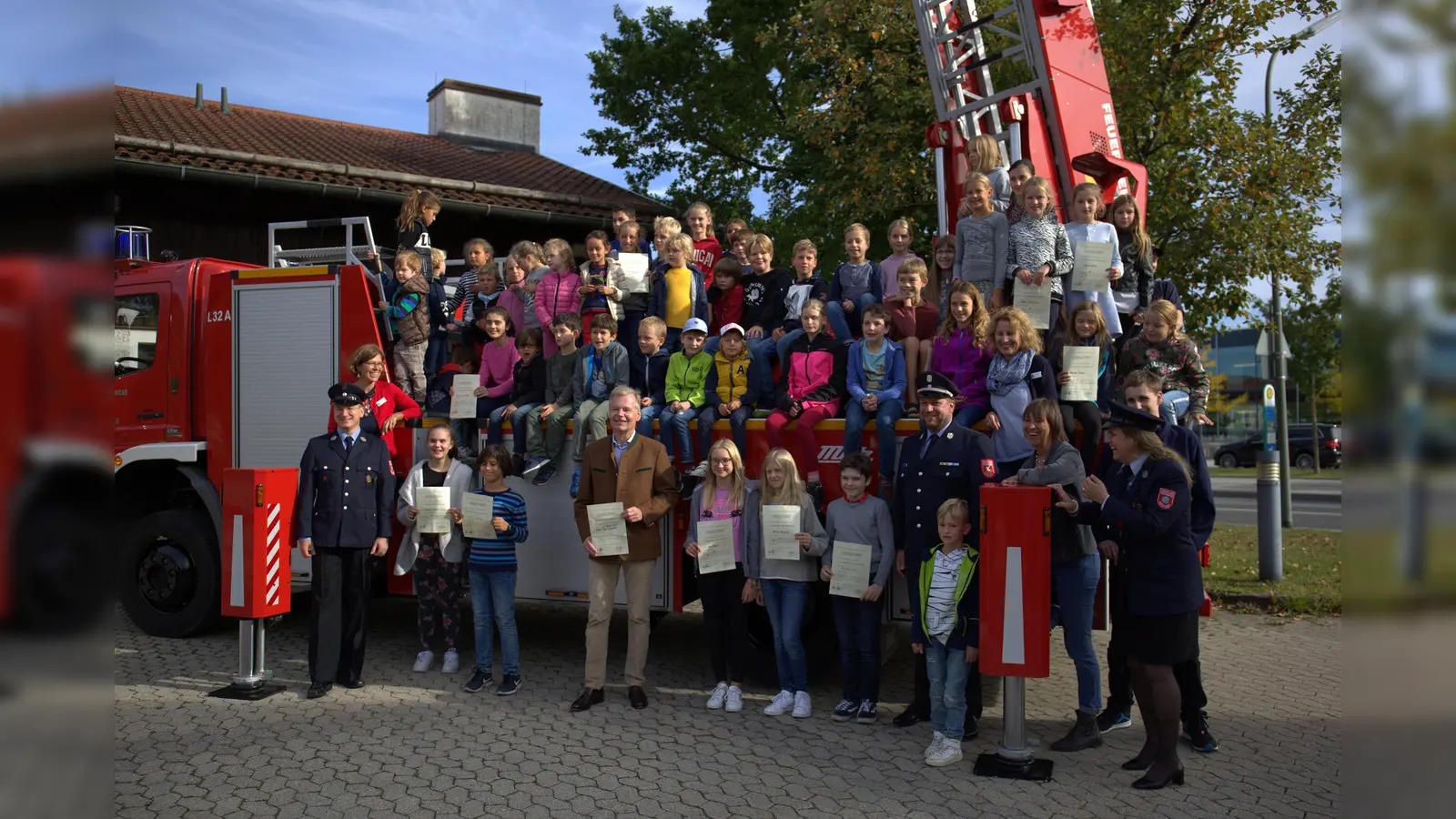 Ein Bild aus dem Herbst 2019: Bürgermeister Jan Neusiedl bei der Urkundenverleihung an die lesefreudigen Kinder, die beim Sommerleseclub 2019 mitgemacht hatten und zum Abschluss einen Besuch bei der Grünwalder Feuerwehr absolvieren durften.  (Foto: Picasa)