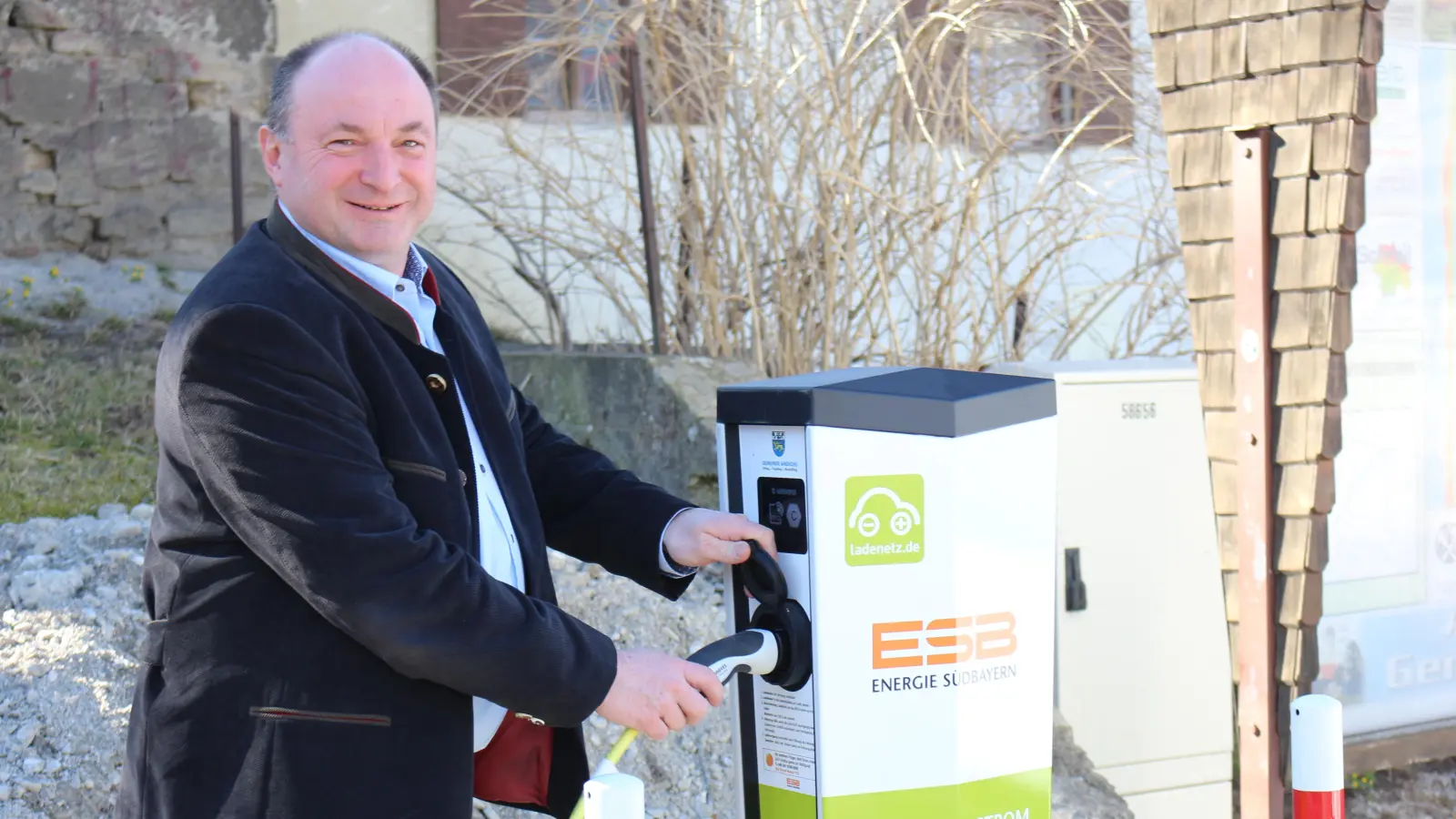 Bürgermeister Georg Scheitz und die neuen E-Ladesäule: „Es ist toll, dass unsere Bürgerinnen und Bürger sowie Gäste jetzt <br>die Möglichkeit haben, ihr Elektroauto in Andechs nachhaltig zu laden.“  (Foto: Gemeinde Andechs)
