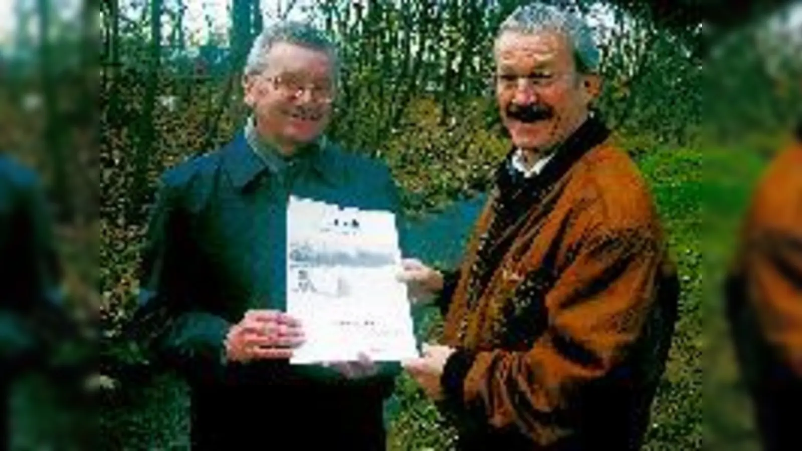 Momentaufnahmen vom Hachinger  (Foto: Faltbootfahrer im Überschwemmungsgebiet 1921, daneben Helmut Kolmeder und Erich Kasberger mit einem druckfrischen Exemplar ihres neuen Berg-am-Laim-Kalenders.)