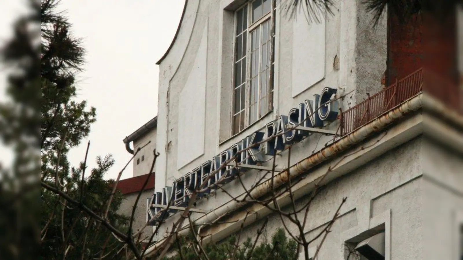 Die denkmalgeschützte Kuvertfabrik Pasing wird saniert und umgebaut. Mittlerweile steht das Nutzungskonzept: Dieses beinhaltet Einzelhandel, Wohnungen und Gastronomie. (Foto: us)