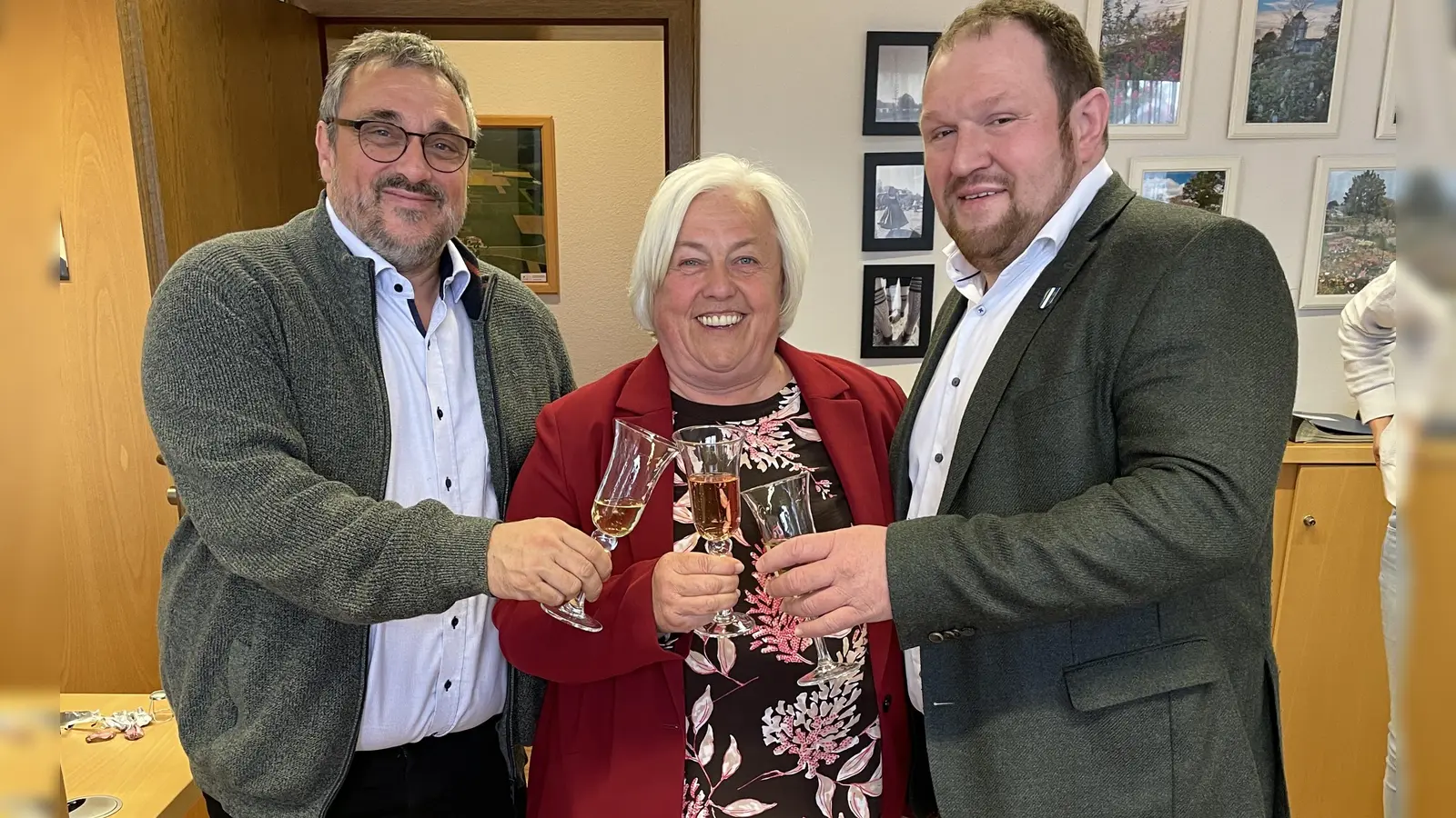 Sind begeistert über die positive Resonanz der Bürger auf den Bürgerwindpark: Die Bürgermeister (v.l.) Michael Falkenhahn (Otterfing), Barbara Bogner (Sauerlach) und Peter Wagner (Aying).  (Foto: Gemeinde Sauerlach)