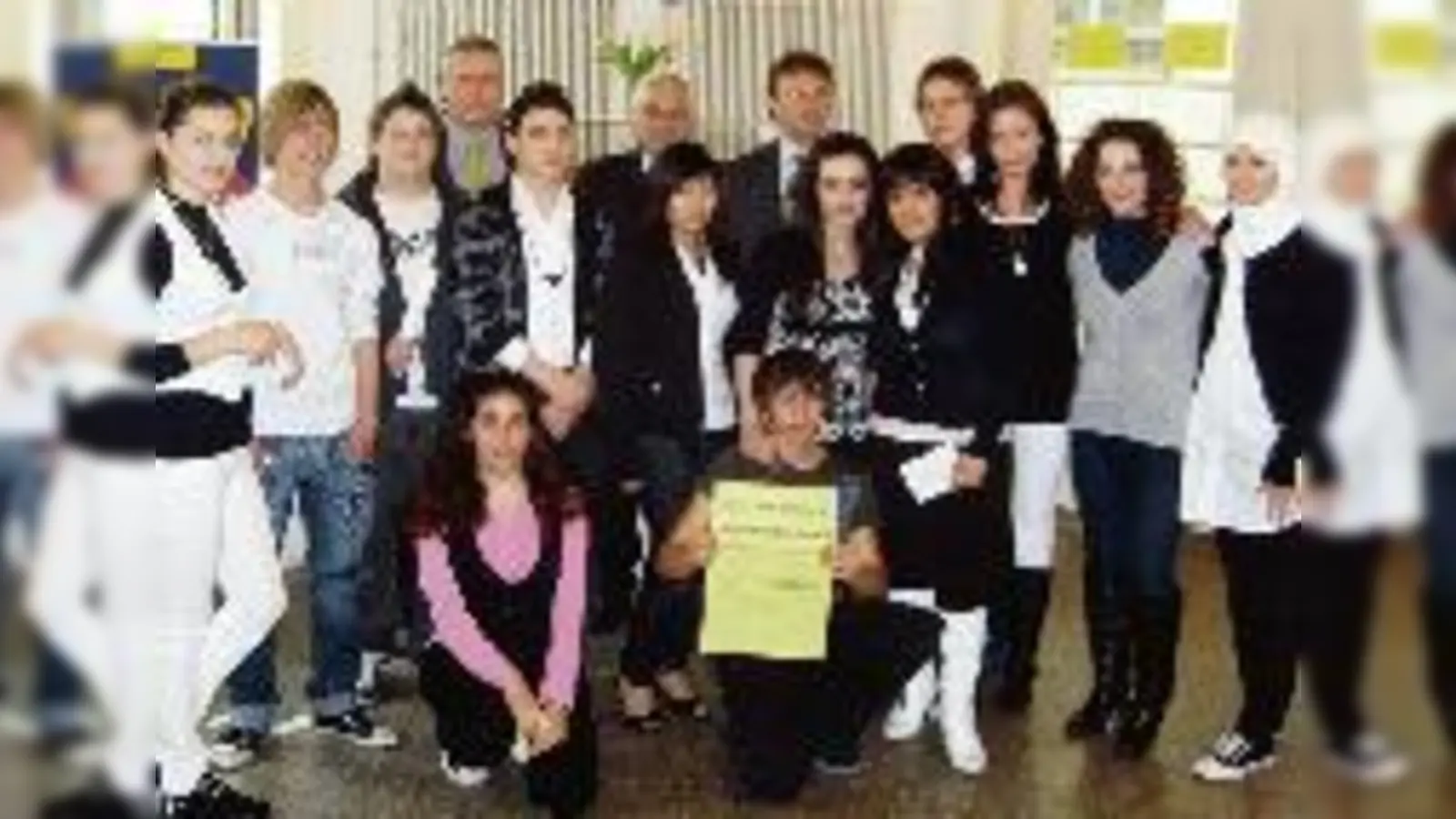 Die Klasse 9 c der Schule an der Wittelsbacher Straße hat mit Unterstützung von Rainer Gottwald (letzte Reihe, Mitte) die Entwicklung im Viertel erforscht.  (Foto: jl)