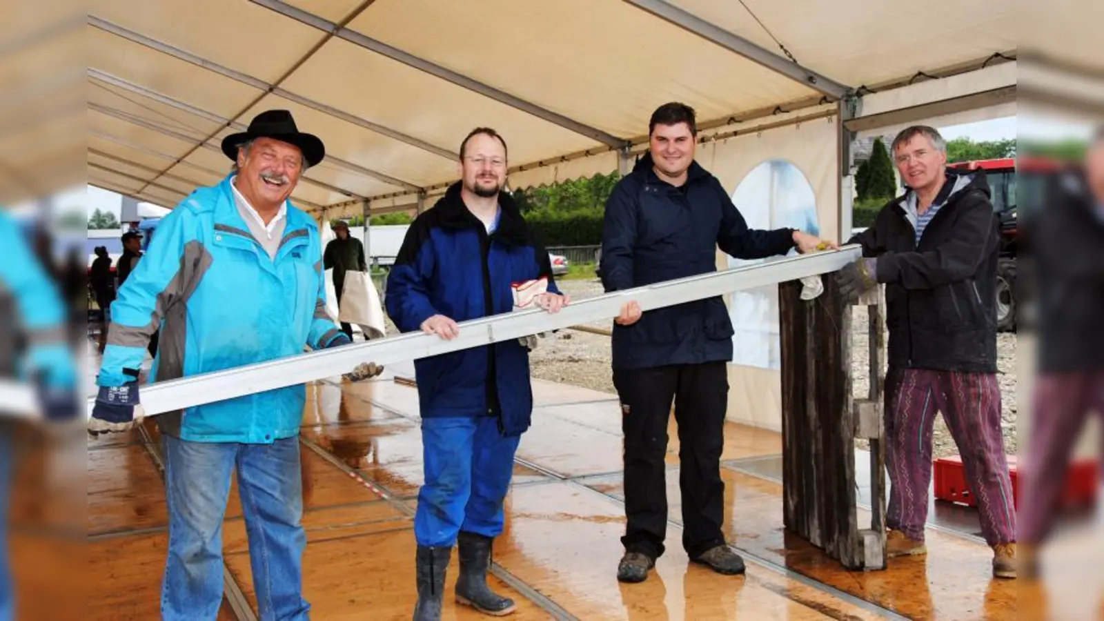 Das Planungsteam der „Schwarzen Wochen“ mit (von links) Helmut Pfundstein, Johann Sauerer, Sebastian Kriesel und Werner Lamche plant nicht nur, sondern packt auch beim Zeltaufbau mit an. (Foto: Eva Schraft)