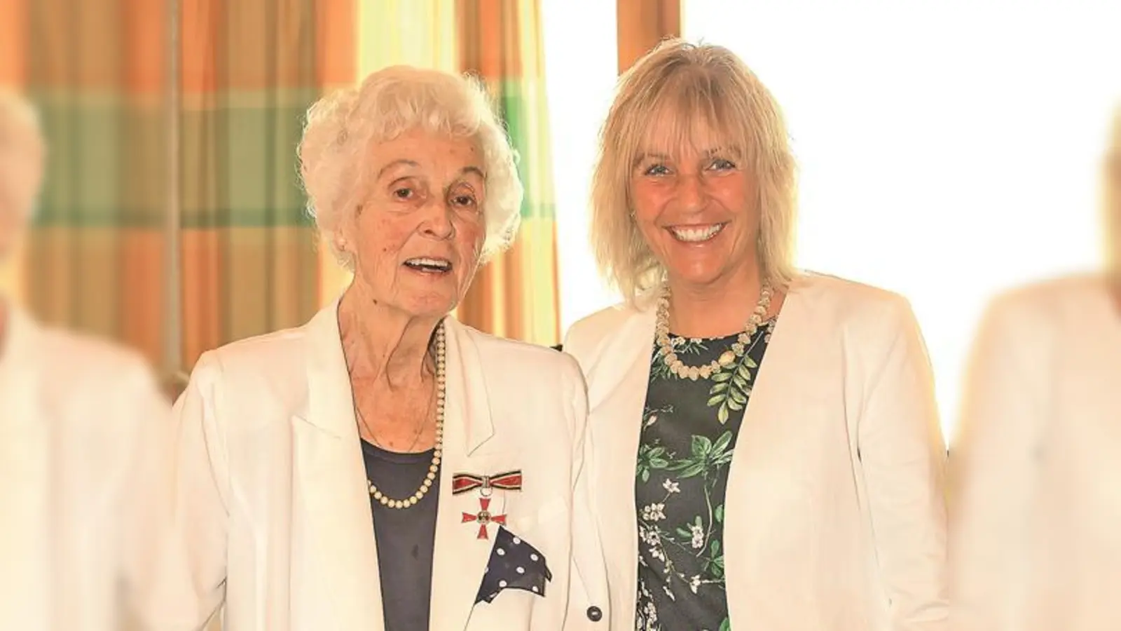 Christa Gebel gemeinsam mit der Haarer Bürgermeisterin Gabriele Müller.	 (Foto: Gemeinde Haar)