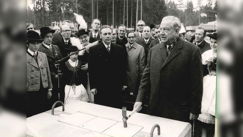 Der damalige Ministerpräsident Ministerpräsident Alfons Goppel bei der Grundsteinlegung vor 45 Jahren. (Foto: BFW)