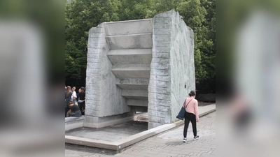 Der Brunnen aus Schweizer Granit wurde 1992 von Magdalena Jetelová gestaltet. Das Wasser - wenn es denn einmal fließt - stürzt wie in einem Gebirgsbach die Stufen zwischen den beiden Gesteinsblöcken herab.  (Foto: job)