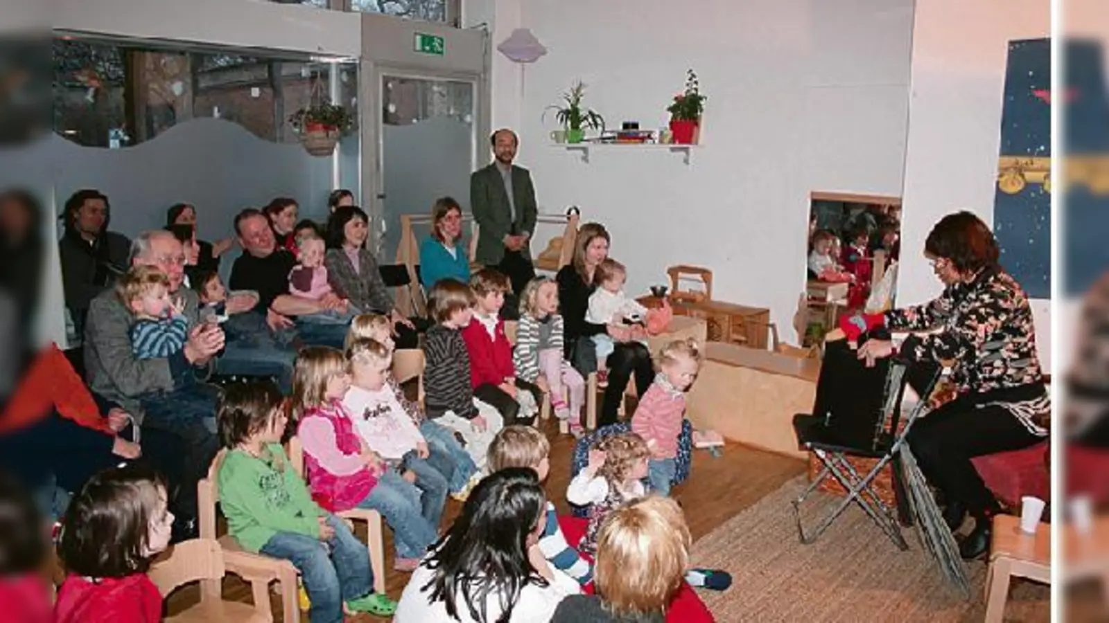Zur Einweihungsfeier bei den »Kleinen Rackern« zog die bekannte Kinderbuchautorin Rotraut Susanne Berner mit ihrem Karlchen-Theater die kleinen und großen Zuhörer in ihren Bann.	  (Foto: VA)