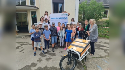 Schülerinnen und Schüler der Grundschule Egmating-Oberpframmern zusammen mit Marion Eder (2. v. r.) und Angelika Bachmann (r.) vom Team Klimabildung der Energieagentur Ebersberg-München. (Foto: Angelika Bachmann, Energieagentur Ebersberg-München)
