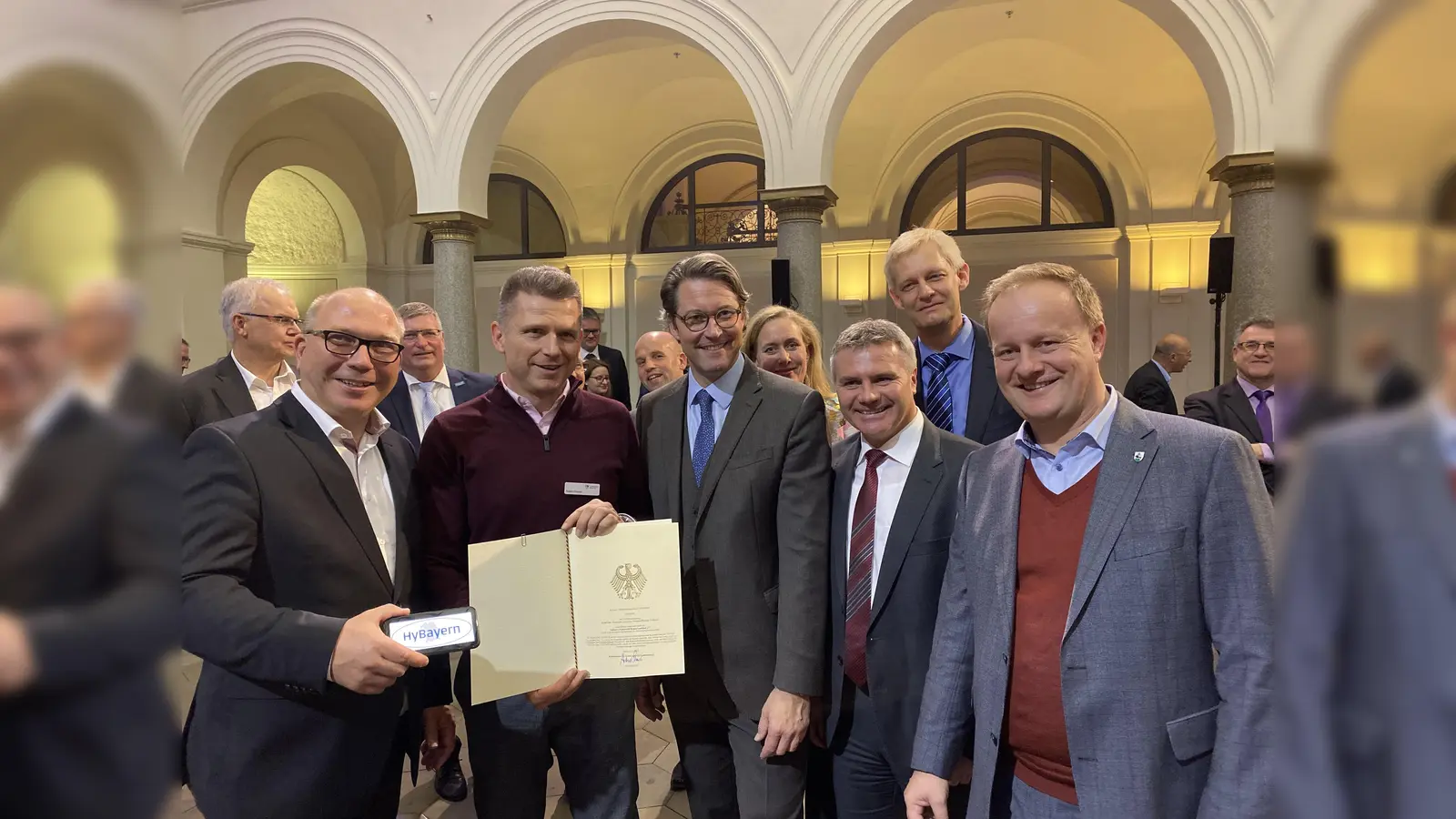 Dr. Ulrich Viethen, Robert Fröschl, Verkehrsminister Andreas Scheuer, Dr. Christiane Heyer, Peter Dreier, Landrat des Landkreises Landshut, Dr. Tobias Brunner und Robert Niedergesäß, Landrat des Landkreises Ebersberg (v. l.).  (Foto: LRA München)