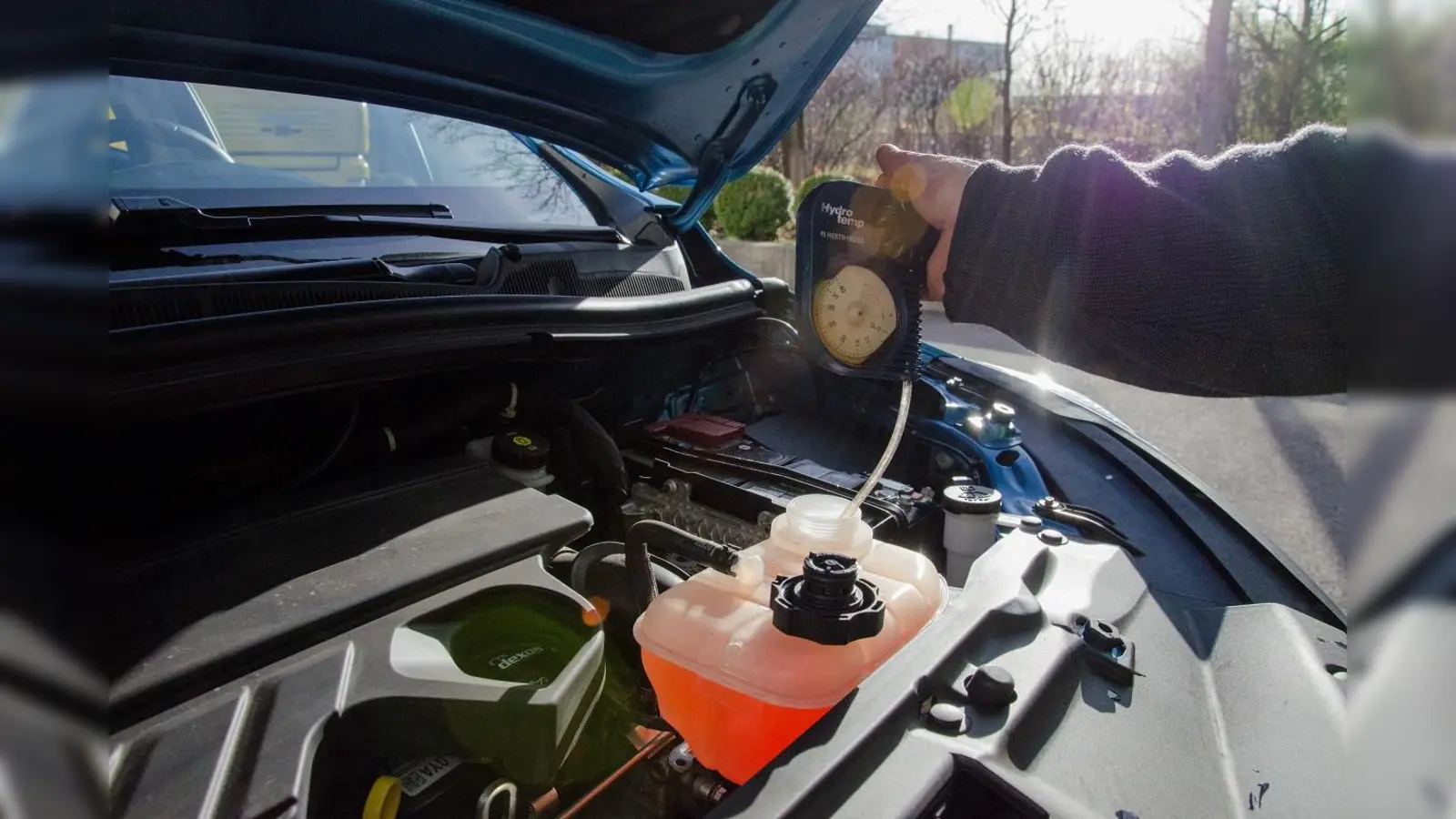 Vor der ersten längeren Fahrt sollten als erstes die Betriebsflüssigkeiten gecheckt werden, rät der ADAC. (Foto: ADAC Südbayern)