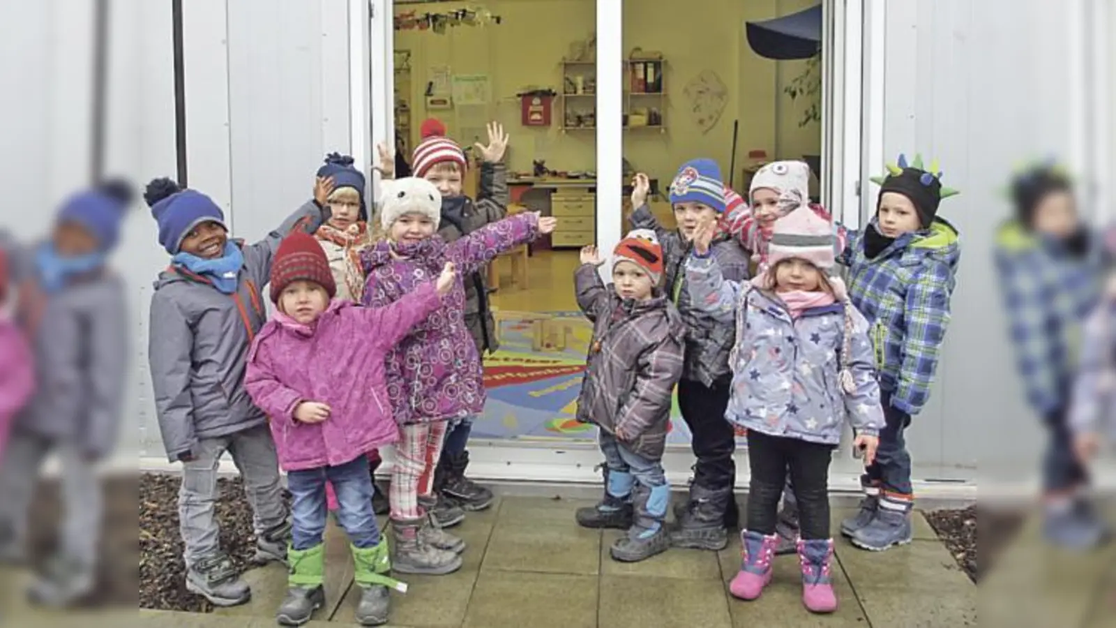 Die Kinder des Kindergartens laden zur Besichtigung ihres Hauses ein.	 (Foto: Johanniter / Christina Singer)