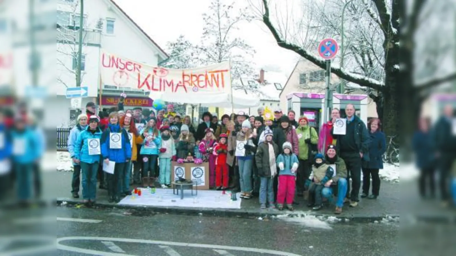 „Unser Klima brennt“ – mit einer Mahnwache und brennenden Kerzen verliehen über 50 Allacher ihrer Forderung nach einem verbindlichen Klimaschutzabkommen Ausdruck. (Foto: pi)