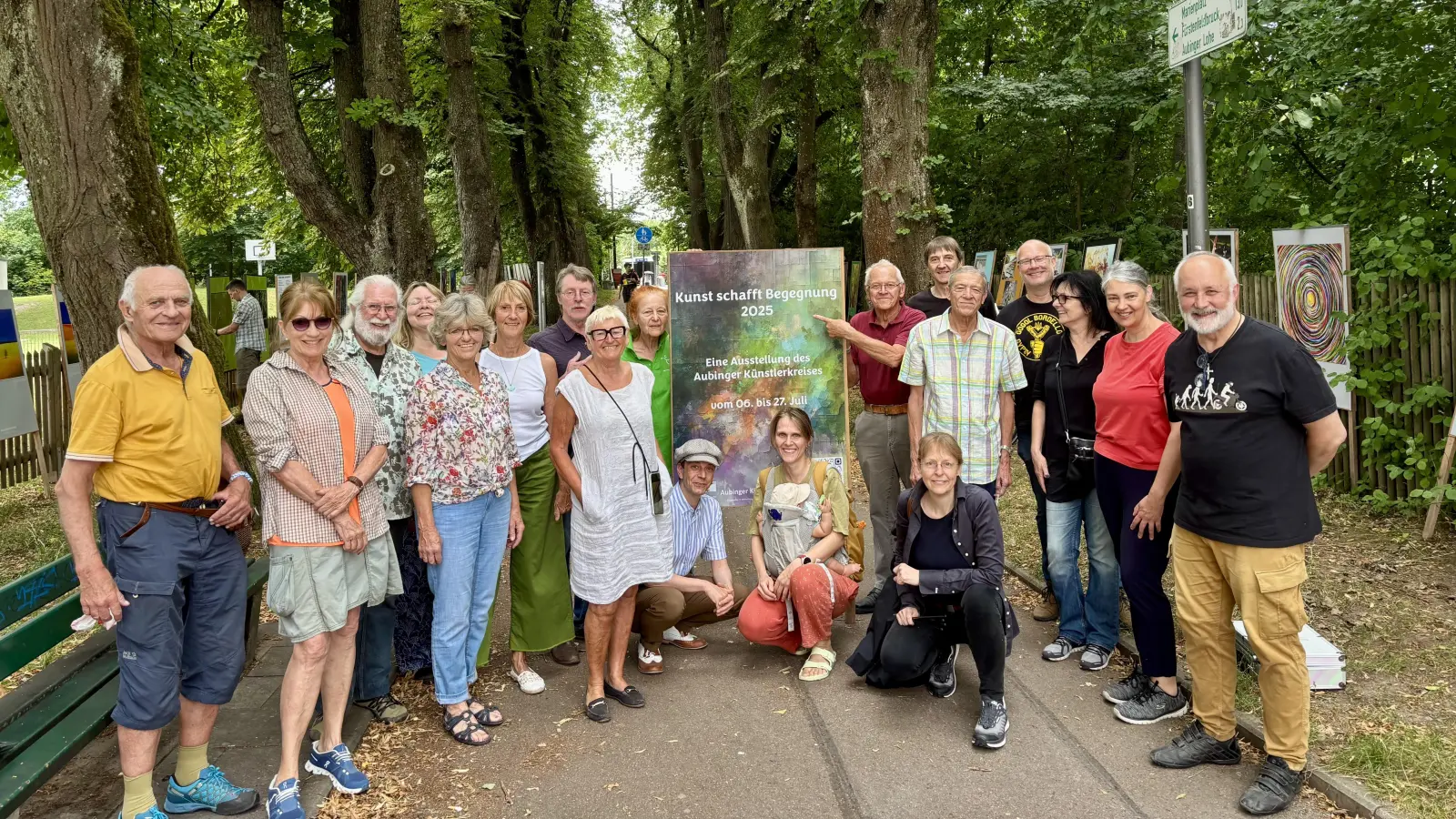 Die teilnehmenden Künstler an der Ausstellung am Giglweg bei der Eröffnung. (Foto: Ulrike Seiffert)