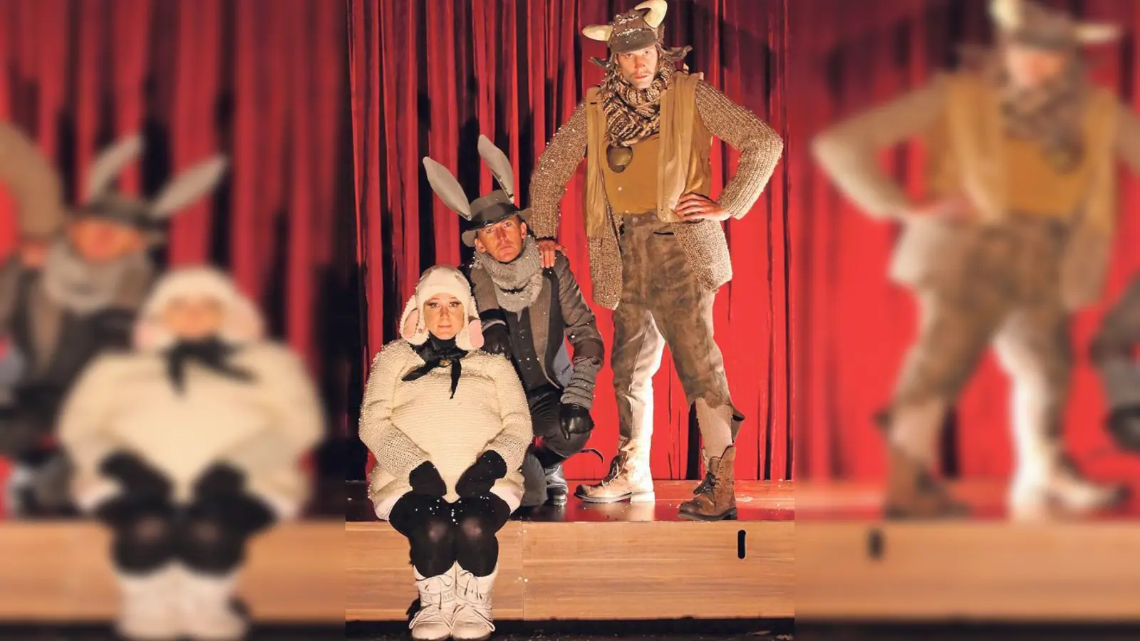 Bereits zum sechsten Mal öffnen Ochs, Esel und Schaf (v.r.) heuer an den Adventssonntagen das Garagentürl des TamS und erzählen ihre Weihnachtsgeschichte. 	 (Foto: Hilda Lobinger)