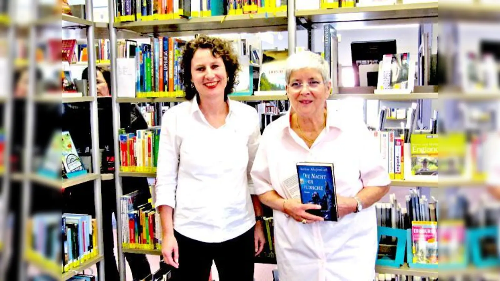 Bibliotheksleiterin Gabriele Oswald und »Vorleserin« Christa Jansen freuen sich über die erneute Auszeichnung der Grünwalder Bibliothek. 	 (Foto: Woschée)